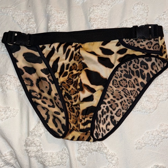 No apparel men’s animal print cheetah leopard asymmetrical buckle speedo - Picture 5 of 10